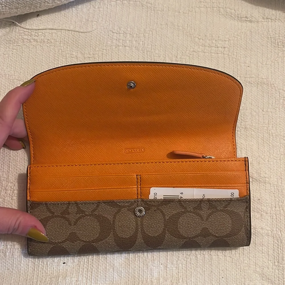 COACH - Peyton signature envelope wallet - EUC - Picture 4 of 7